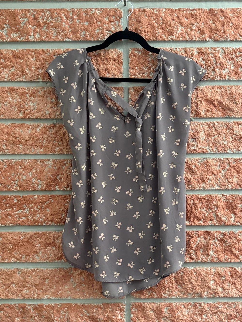 🌟 LC Lauren Conrad Gray Floral Tie-Front Cap Sleeve Blouse
